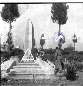 Acara peletakan karangan bunga di Taman  Makam Pahlawan Kusuma Bangsa  Surabaya, 10 - 11 – 1957