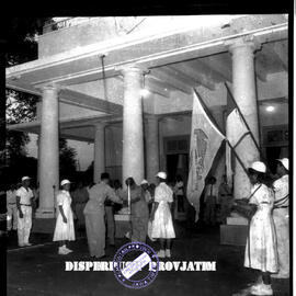 Upacara penyerahan bendera PON di gedung negara grahadi Surabaya untuk persiapan PON ke IV yang d...