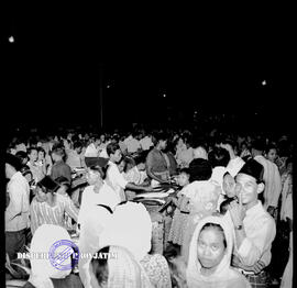 Suasana di dalam pasar bandeng di Gresik, 22 - 6 - 1952