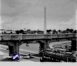 Viaduct dan tugu pahlawan Surabaya. Foto diambil dari sebelah timur BI, tahun 1954.