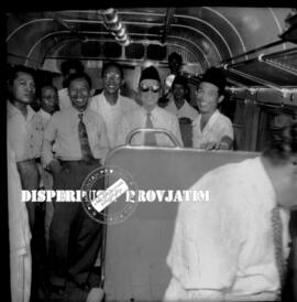 Foto bersama diatas gerbong pada acara percobaan kereta api dingin jurusan Surabaya – Malang, 28 ...