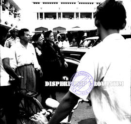 Suasana demonstrasi nickey yang terjadi di depan kantor gubenuran surabaya, 1956