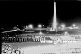 Suasana upacara Peringatan Hari Pahlawan di tugu pahlawan Surabaya pada malam hari, 10 – 11 – 1956