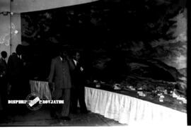 Presiden Sukarno / Soekarno didampingi para pejabat ketika meninjau eksposisi /  pameran PMI (Pal...
