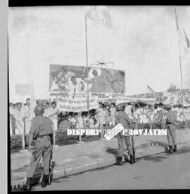 Suasana ulang tahun Trikora Jatim yang diperingati di Tugu Pahlawan Surabaya, 19 – 12 – 1962