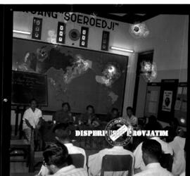 Suasana rapat front pembebasan Irian Barat di Ruang Serudji, Surabaya, tahun 1958