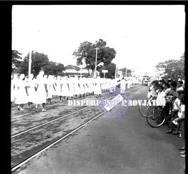 Susana gerak jalan dalam Peringatan Hari Pahlawan di Surabaya, 10 – 11 – 1956