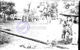 Antusiasme warga mengikuti Peresmian Pembangunan Masyarakat Desa (PMD) di Wlingi, 19 – 8 – 1957