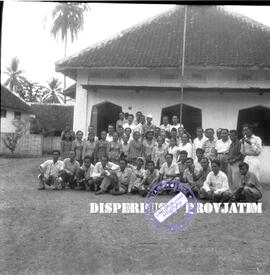 Acara foto bersama setelah bencana alam banjir di Jember, 13 – 1 – 1955