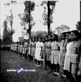 Barisan pandu putri pada hari Boden Powell di Surabaya, Tanggal, 22 – 2 – 1951