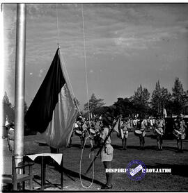 Pengibaran bendera upacara peringatan Hut Kemerdekaan RI ke – 7 di Taman Surya / Balai Kota Surab...