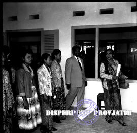 Persiapan pembukaan / peresmian Konferensi Pendidikan Masyarakat Pacet, Mojokerto, 18 – 7 – 1959