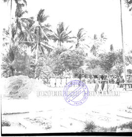 Suasana pemakaman Ibu Sastrodihardjo di Surabaya yang dimakamkan secara milter, tahun 1958