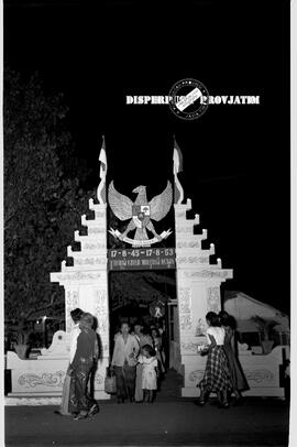 Gapura yangh didias di ujung gang disuatu kampung di Surabaya dalam kegiatan malam peringatan HUT...