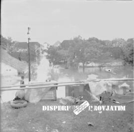 Pemukiman penduduk yang terendam dalam banjir Porong, 12 – 2 – 1959