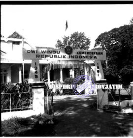 Gapura di depan Kantor Jawatan Penerangan Jawa Timur dengan bertuliskan dwi windu Kemerdekaan Rep...