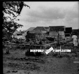 Rumah penduduk yang porak poranda diterjang angin puyuh di daerah Perak, Surabaya, tahun 1959