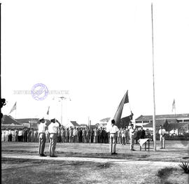 Pengibaran bendera pada upacara peringatan Hari Maritim di depan kantor Gubernuran Surabaya, 21 –...