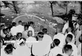Tsing Bing, sebuah pemakaman china, orang-orang sedang memberikan penghormatan, 5  – 4 – 1945