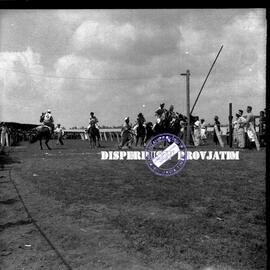 Suasana start dalam lomba pacuan (patjuan) kuda di jombang (djombang) jawa timur, 26 – 8 – 1956
