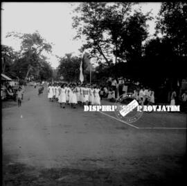 Peserta dari peleton dari Angkatan Bersenjata ikut gerak jalan dalam Peringatan Hari Pahlawan di ...