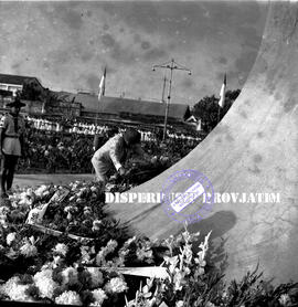 Seorang pejabat sedang meletakkan karangan bunga di Tugu Pahlawan Surabaya,  17 – 8 – 1959