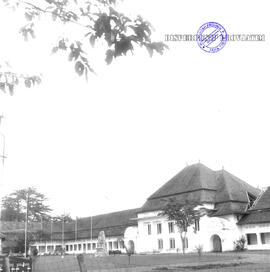 Fakultas kedokteran UNAIR Surabaya. Depan gedung fakultas kedokteran UNAIR, tahun 1956