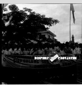 Suasana rapat front pembebasan Irian Barat di Balai Pemuda Surabaya, terlihat antusiasme pemuda d...