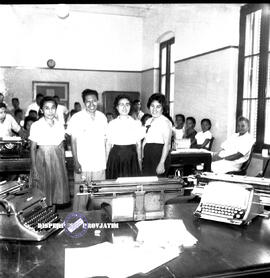 Foto bersama di dalam ruang kantor pada peringatan Hari Maritim di Surabaya, 21 – 8 – 1963