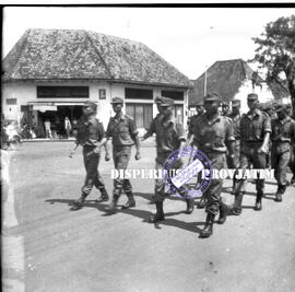 Barisan sukarelawan Irian Barat dari Jawa Timur ketika parade di jalanan Surabaya,  16 – 2 – 1962