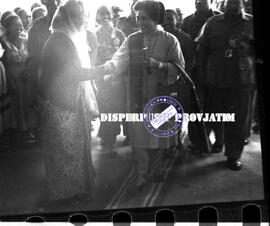 Kedatangan Ibu Negara Fatmawati Sukarno pada kegiatan musyawarah BKS-Wamil (Badan Kerjasama Wanit...