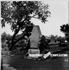 Makam WR Supratman yang lama, foto diambil pada saat pemindahan makam WR Supartman, bersamaan den...
