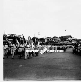 Barisan kontingen peserta pawai peringatan HUT kemerdekaan Republik Indonesia di Surabaya, 17 – 8...