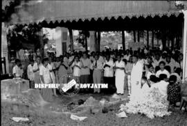 Tsing Bing, sebuah pemakaman china, orang-orang sedang memberikan penghormatan, 5  – 4 - 1945