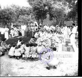 Suasana Pemakaman Ny. Saniroon, 14 – 8 – 1956
